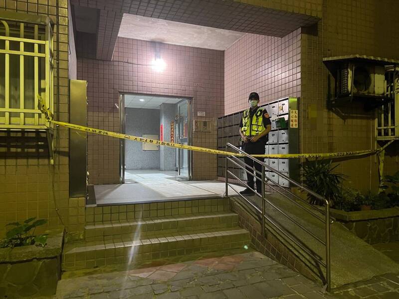 新北市八里區昨天驚傳一起冰箱藏屍案，87歲蔣姓婦人的遺體被對折，並塞在冰箱狹小空間內。（警方提供）