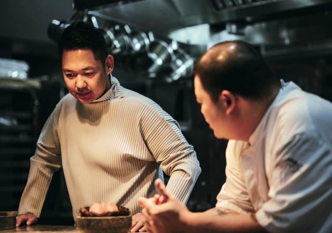 「Orchid Restaurant by Nobu Lee」老闆劉宗原 (Frank)(左)和主廚李信男(Nobu Lee)(右),在《米其林指南》來台評鑑第2年時開始合作,對兩人的人生及事業都是重要決定。(Orchid Restaurant by Nobu Lee提供)