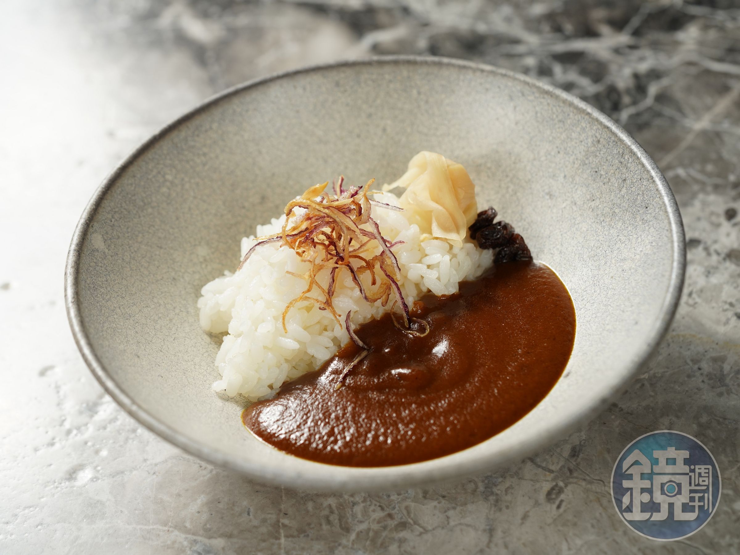 Nobu兒時記憶的咖哩飯，是跟媽媽在東京池袋百貨裡吃到的滋味。這道「李氏咖哩」加入奇異果、濃縮咖啡等食材，尾韻酸滑濃厚，不辛辣卻極有個性。（Orchid Restaurant by Nobu Lee提供）