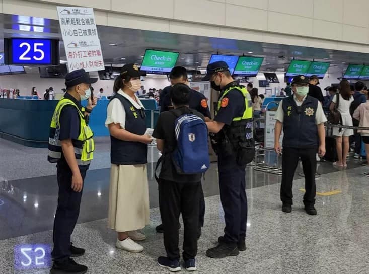 近日屢傳柬埔寨詐騙事件，政府雖加強警力在機場加強宣導，提醒國人小心打工詐騙。（翻攝自CIB局長室臉書粉專）