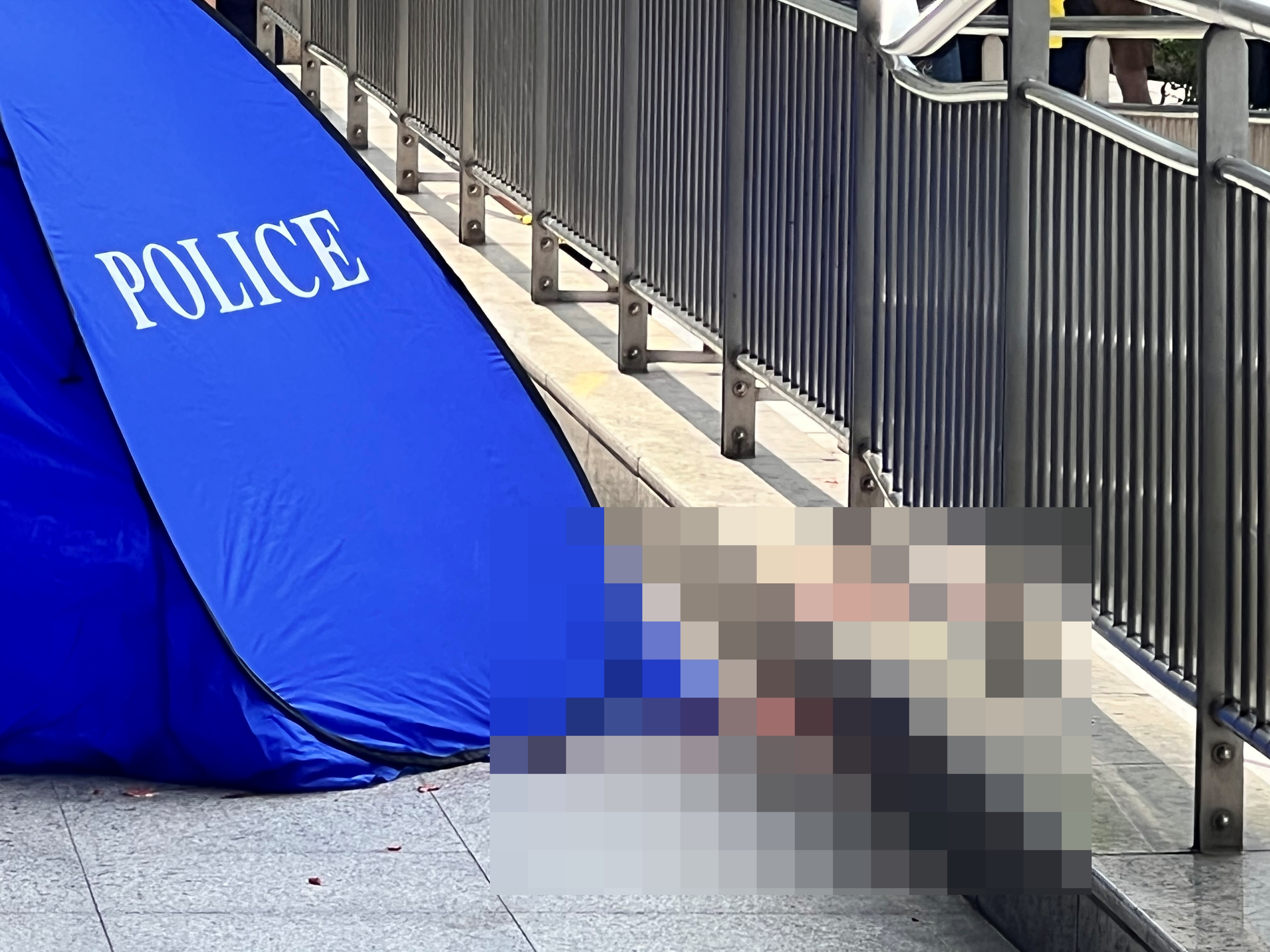 警方抵達現場封鎖，用帳篷將艾成大體暫放其中。