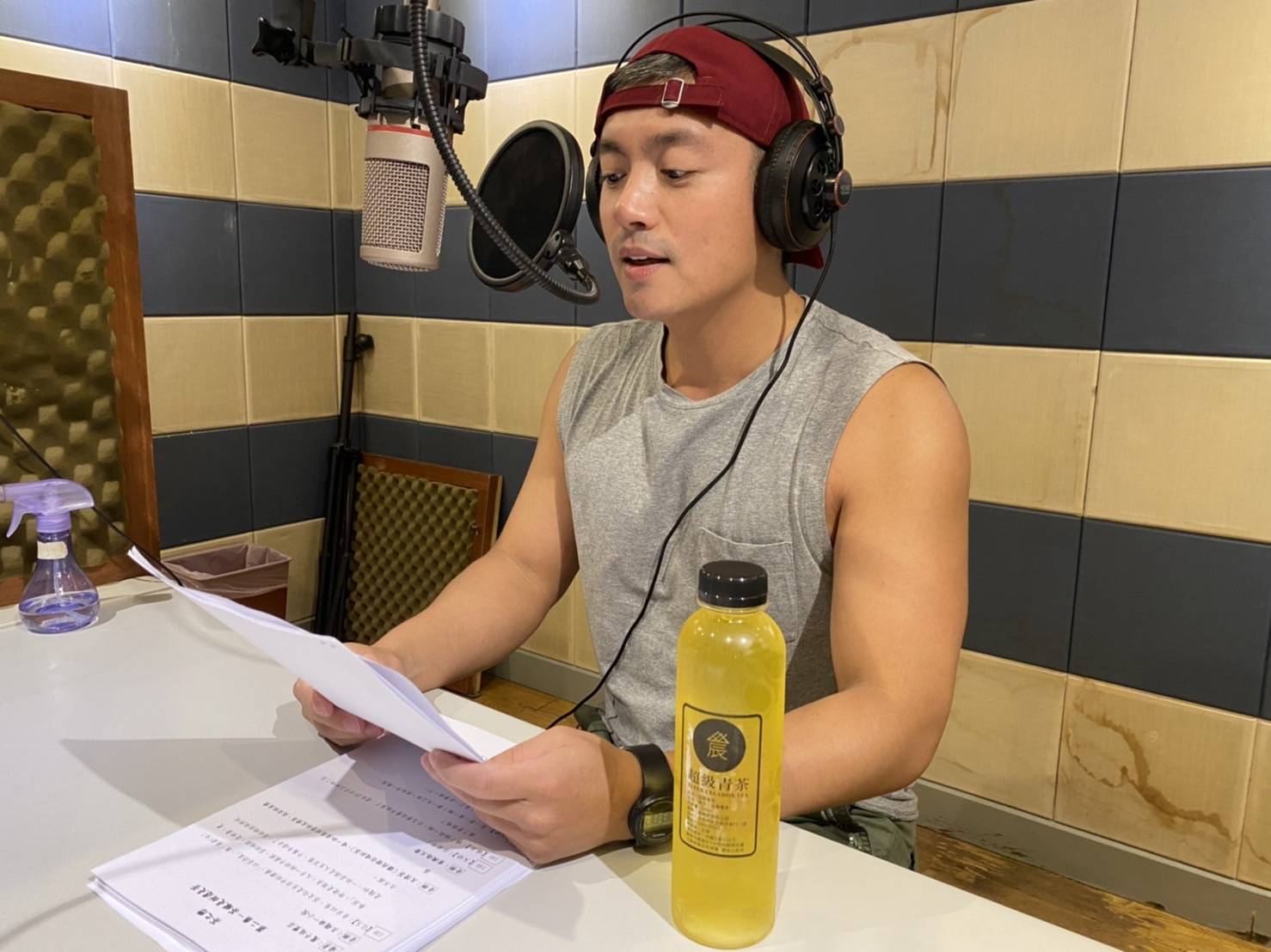 范逸臣首度為Podcast 節目《茶之戀》獻聲演出。(灰姑娘音樂製作有限公司提供)