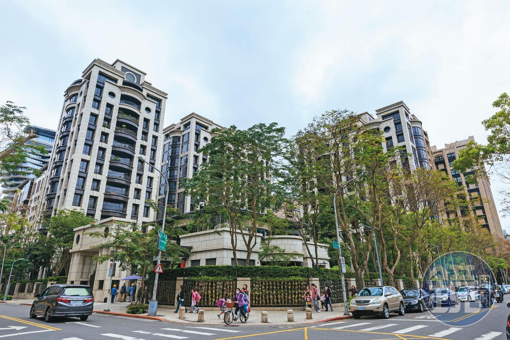 北市地上權豪宅始祖「台北花園」，成交單價不到8字頭，對照周邊行情每坪200萬元，便宜卻難增值。