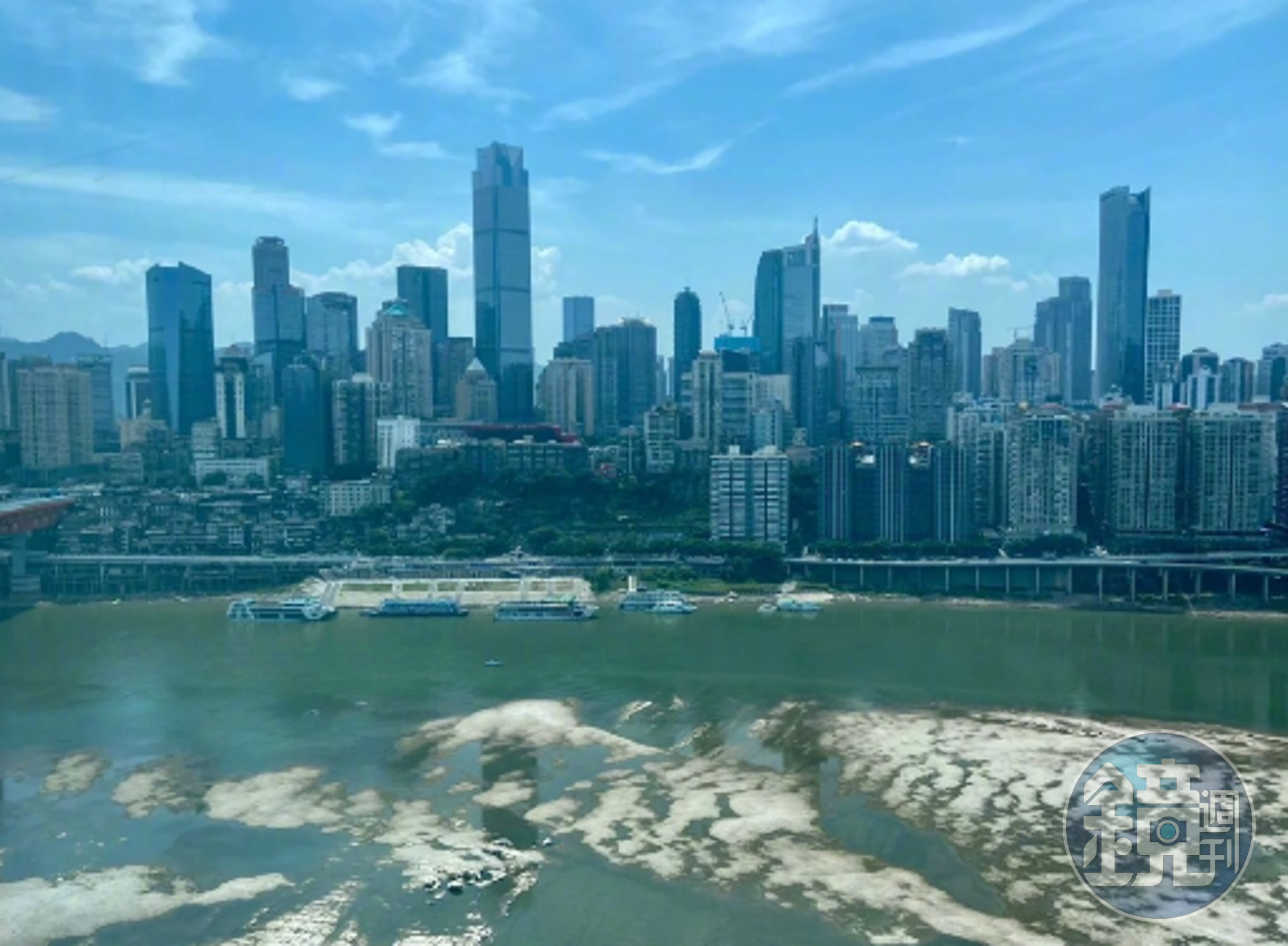 網友將重慶嘉陵江乾涸露出河床的照片，嚇喊是末日。（翻攝自微博）