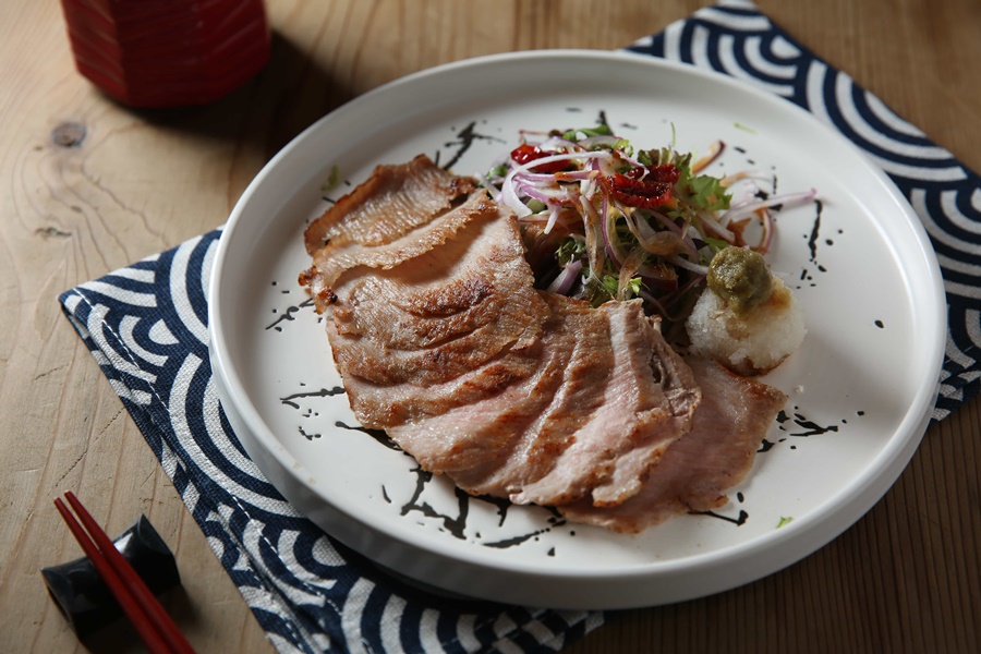 「大七 箕輪門 純米大吟釀」可搭如「網燒伊比利松阪豬」帶豐厚油脂的肉類料理。
