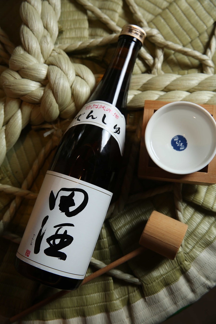 「田酒 特別純米」是青森縣「西田酒造」人氣酒款，冰溫或熱燗都合適。（1,680元／720ml）