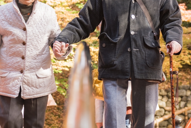 「蹣跚」是形容步伐不穩、歪歪斜斜的樣子。（示意圖，photoAC）