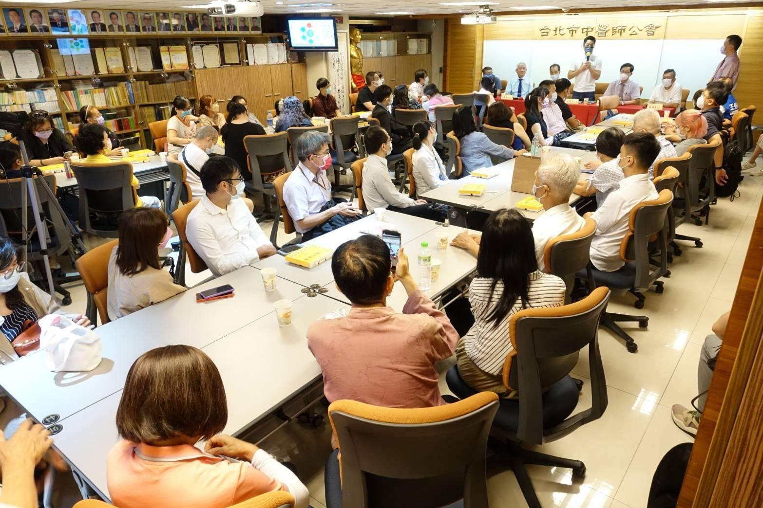 國民黨台北市長候選人蔣萬安出席北市中醫師公會後援會,承諾未來會將中醫納入市政醫療政策。(中醫師公會提供)