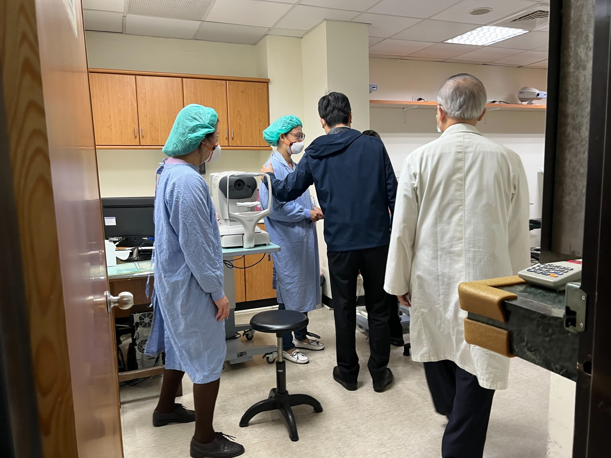 高雄醫學院附屬中和醫院今（17）日傳院內槍擊案，釀1人身亡，市長陳其邁趕往醫院慰問家屬和醫護同仁。（翻攝陳其邁臉書）