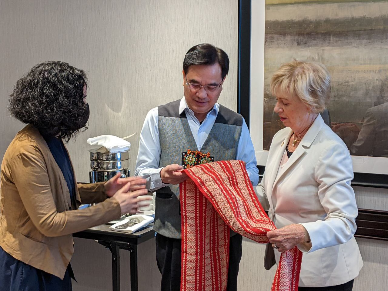 史葛洛7月在社群媒體上貼出，與原民會主委夷將·拔路兒會面的影像。（翻攝自Judy Sgro臉書）