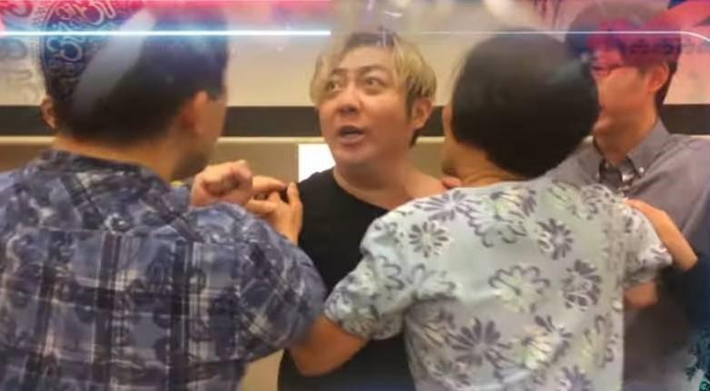 艾成多年前曾中邪，當時教會友人一直陪伴和替他禱告。（翻攝自網路）