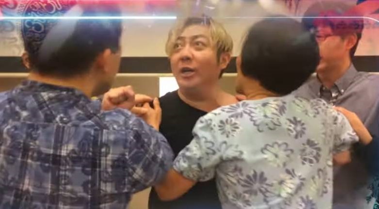 艾成多年前曾中邪，當時教會友人一直陪伴和替他禱告。（翻攝自網路）