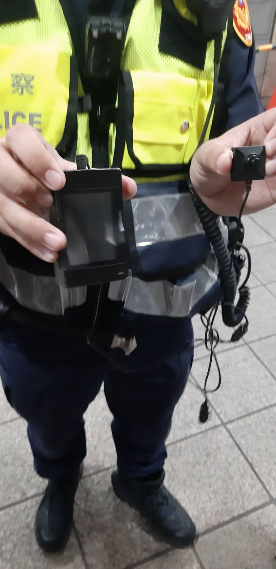 警方起出李男腳上的攝影鏡頭。（翻攝畫面）