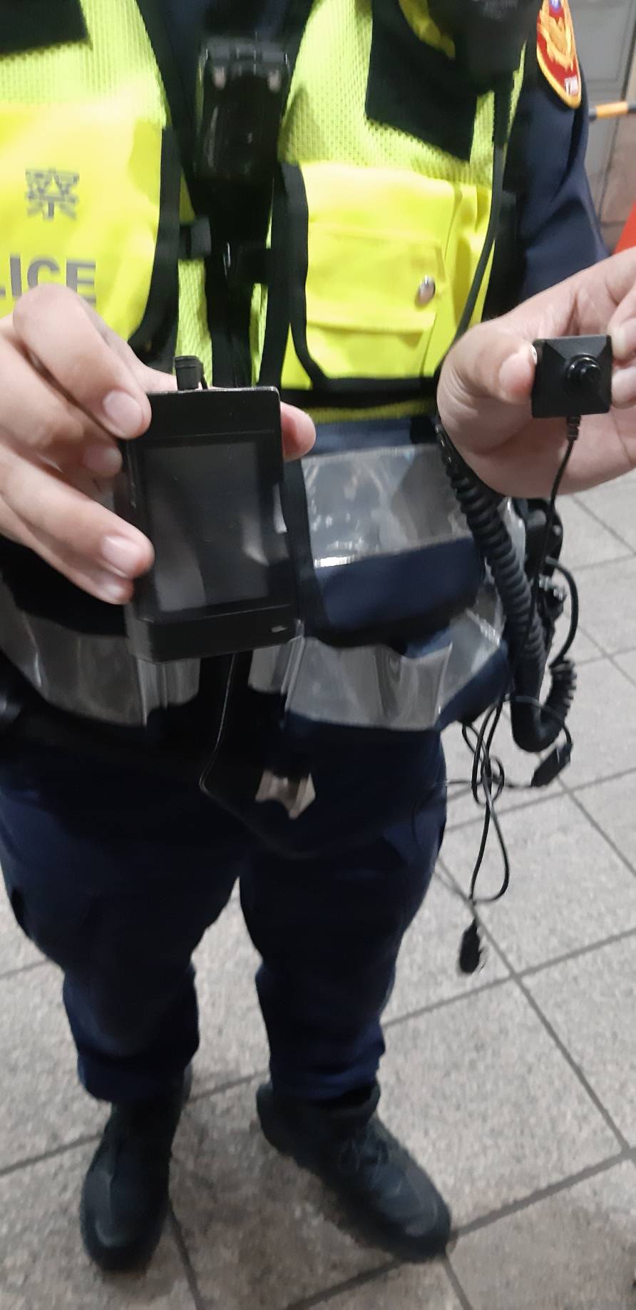 警方起出李男腳上的攝影鏡頭。（翻攝畫面）