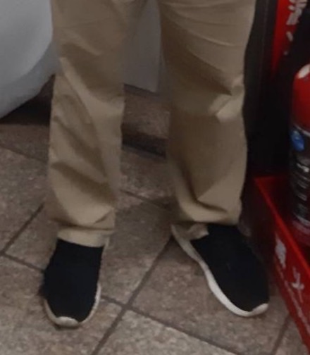 李男當時穿著黑布鞋掩飾鏡頭。（翻攝畫面）