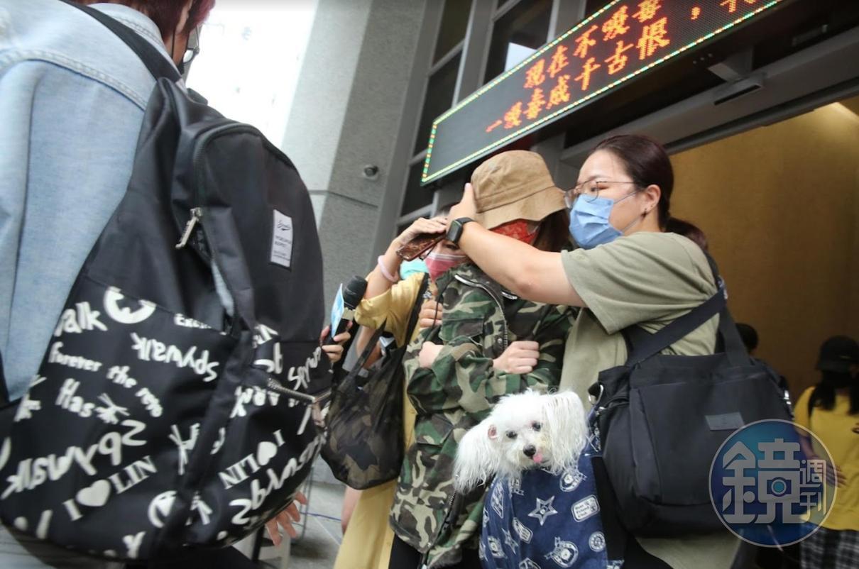 王瞳帶著艾成生前最疼愛的愛犬哈魯一起現身。