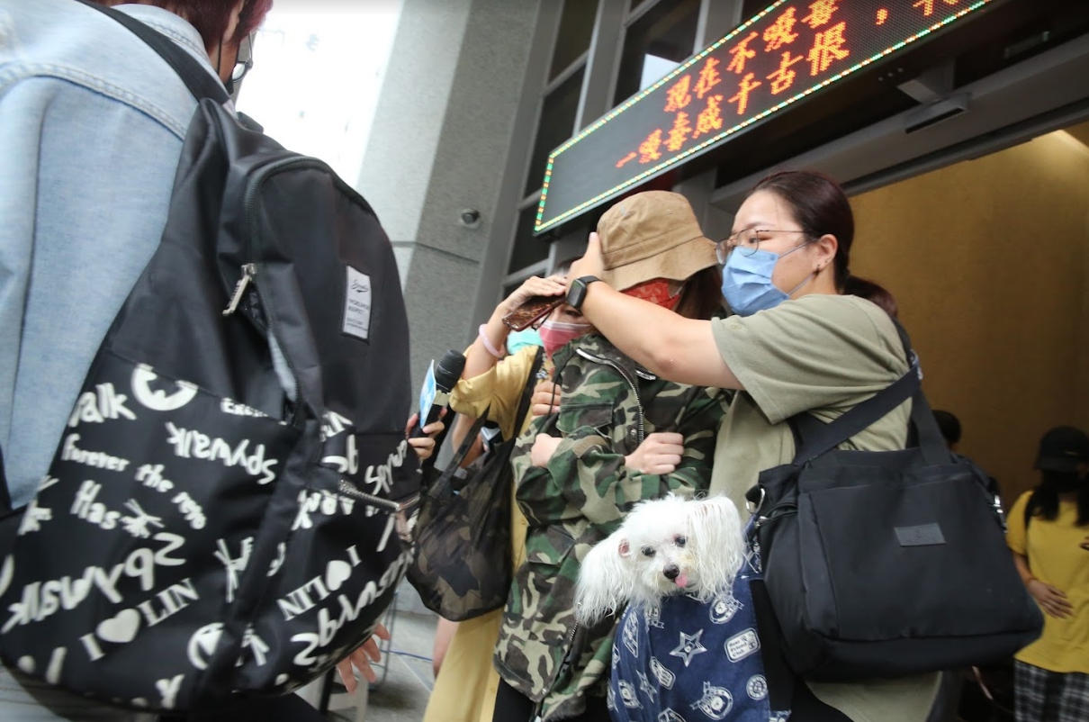 王瞳帶著艾成生前最疼愛的愛犬哈魯一起現身。