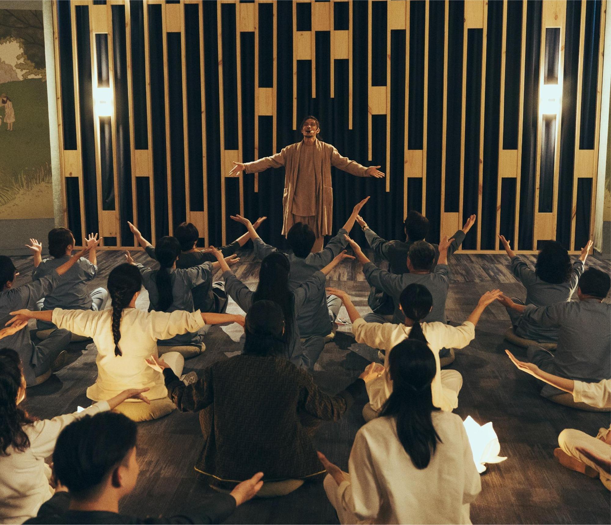 《我願意》裡姚淳耀（中）飾演的教主，早在2015年吳洛纓寫連續劇《哇！陳怡君》劇本時就寫了這個角色。（絡思本娛樂提供）