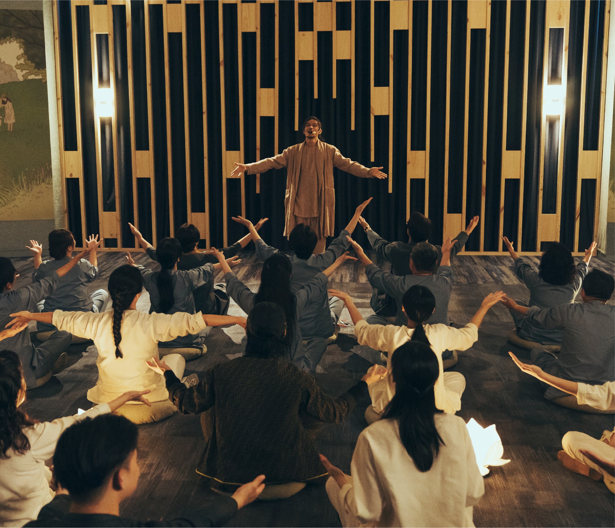 《我願意》裡姚淳耀（中）飾演的教主，早在2015年吳洛纓寫連續劇《哇！陳怡君》劇本時就寫了這個角色。（絡思本娛樂提供）