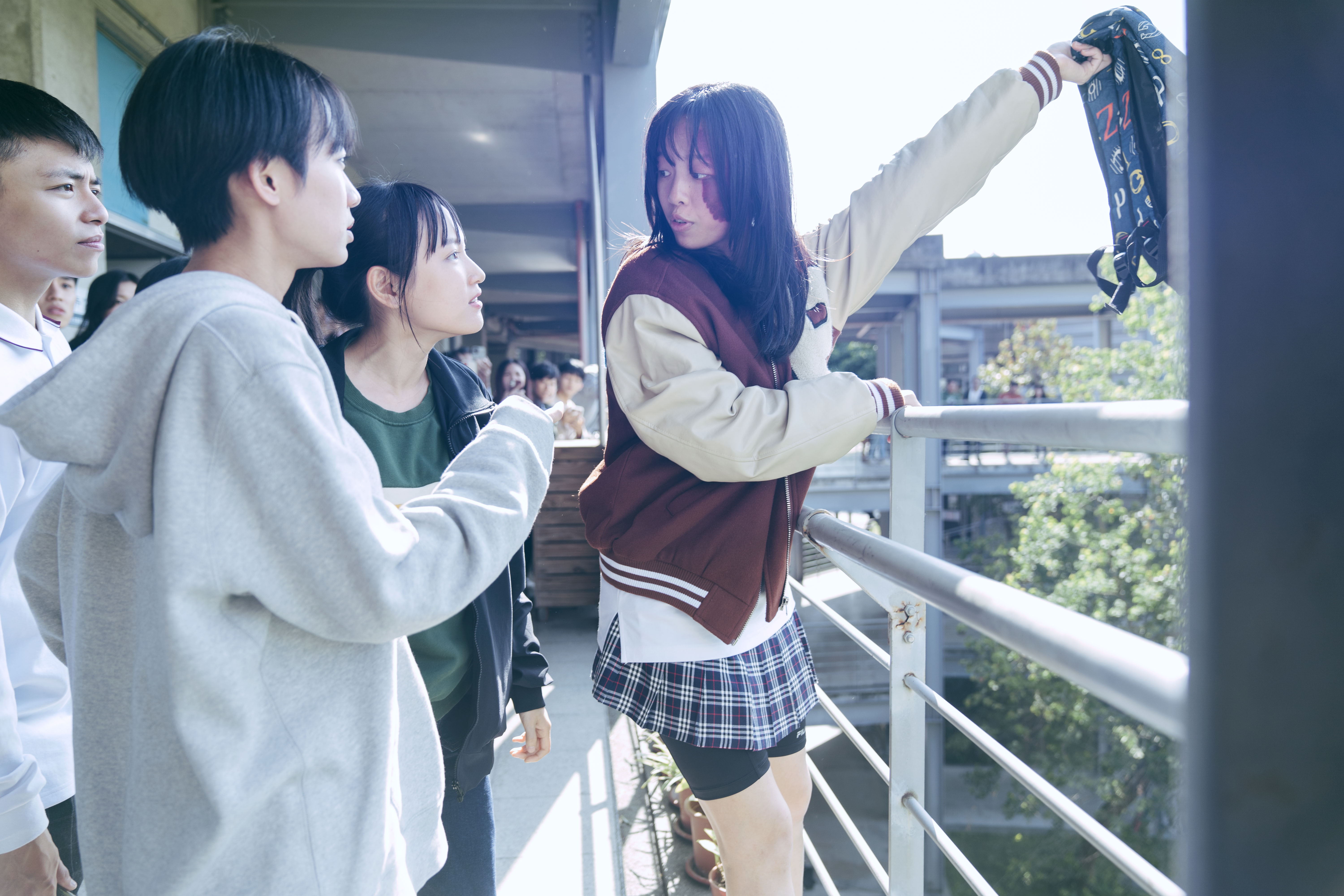 《我願意》劇情張力大，演員情緒也隨之起伏。右為飾演高中女生的王渝屏。（絡思本娛樂提供）