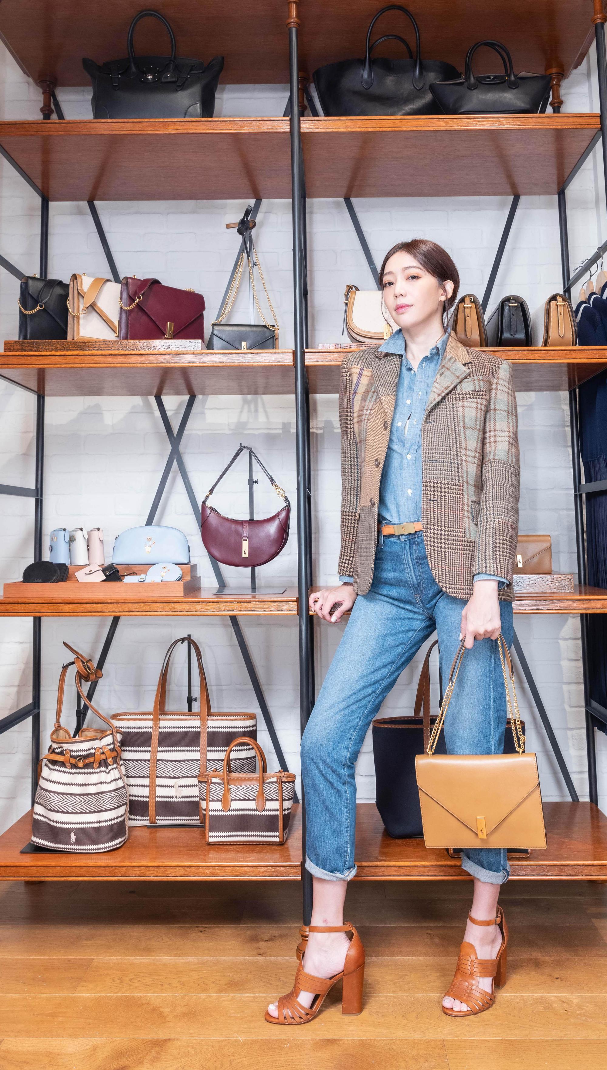 王心恬第二套服裝以秋冬經典的格紋西裝外套，搭配POLO ID信封包。（POLO RALPH LAUREN提供）