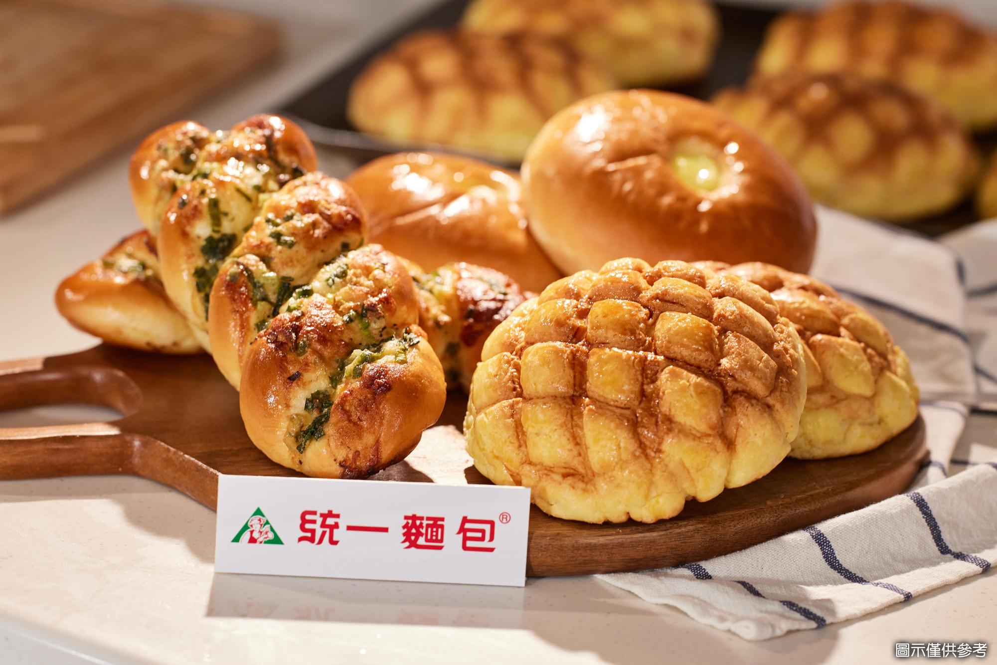 青蔥乳酪麵包(左)、菱格香菠蘿(右)、卡士達麵包(中)是統一麵包深受消費者喜愛的三大經典口味。