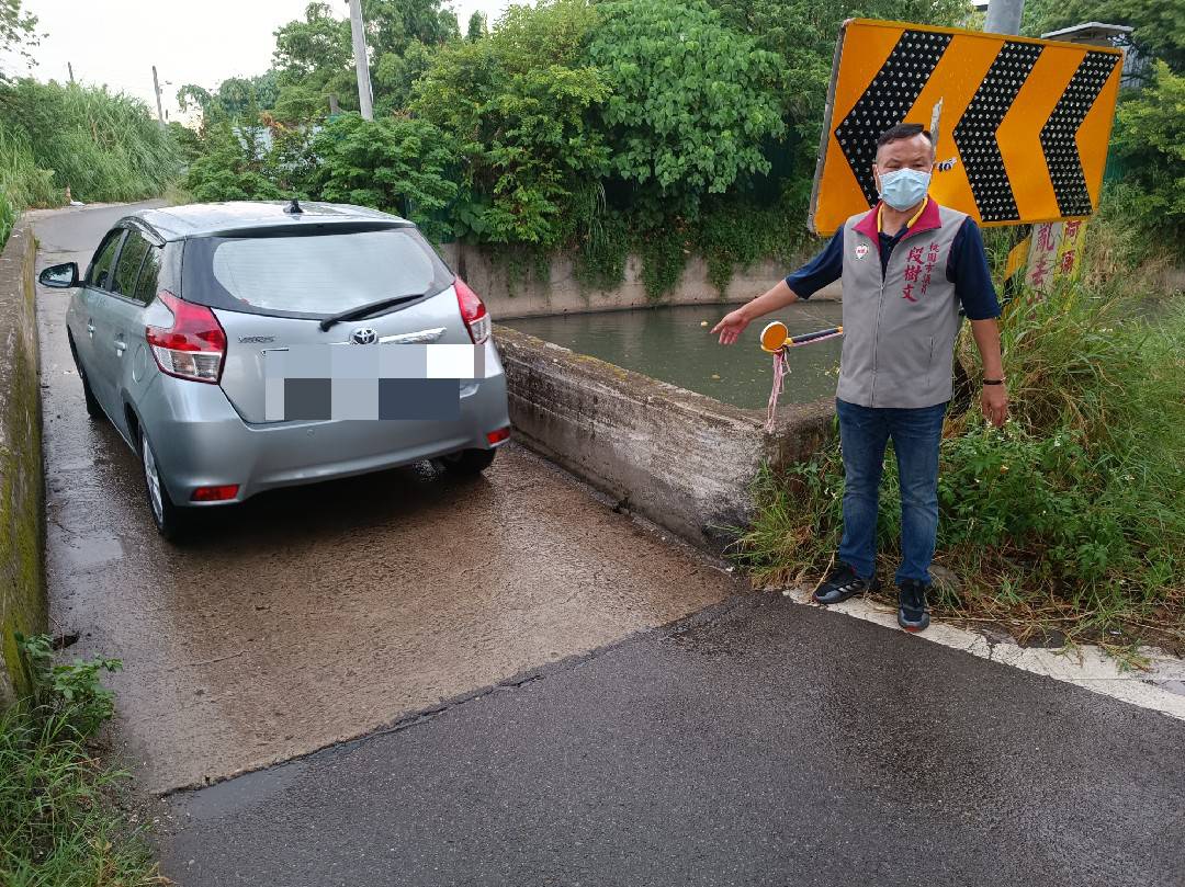 營盤橋目前寬度僅供一輛車通過，段樹文已增取拓寬。