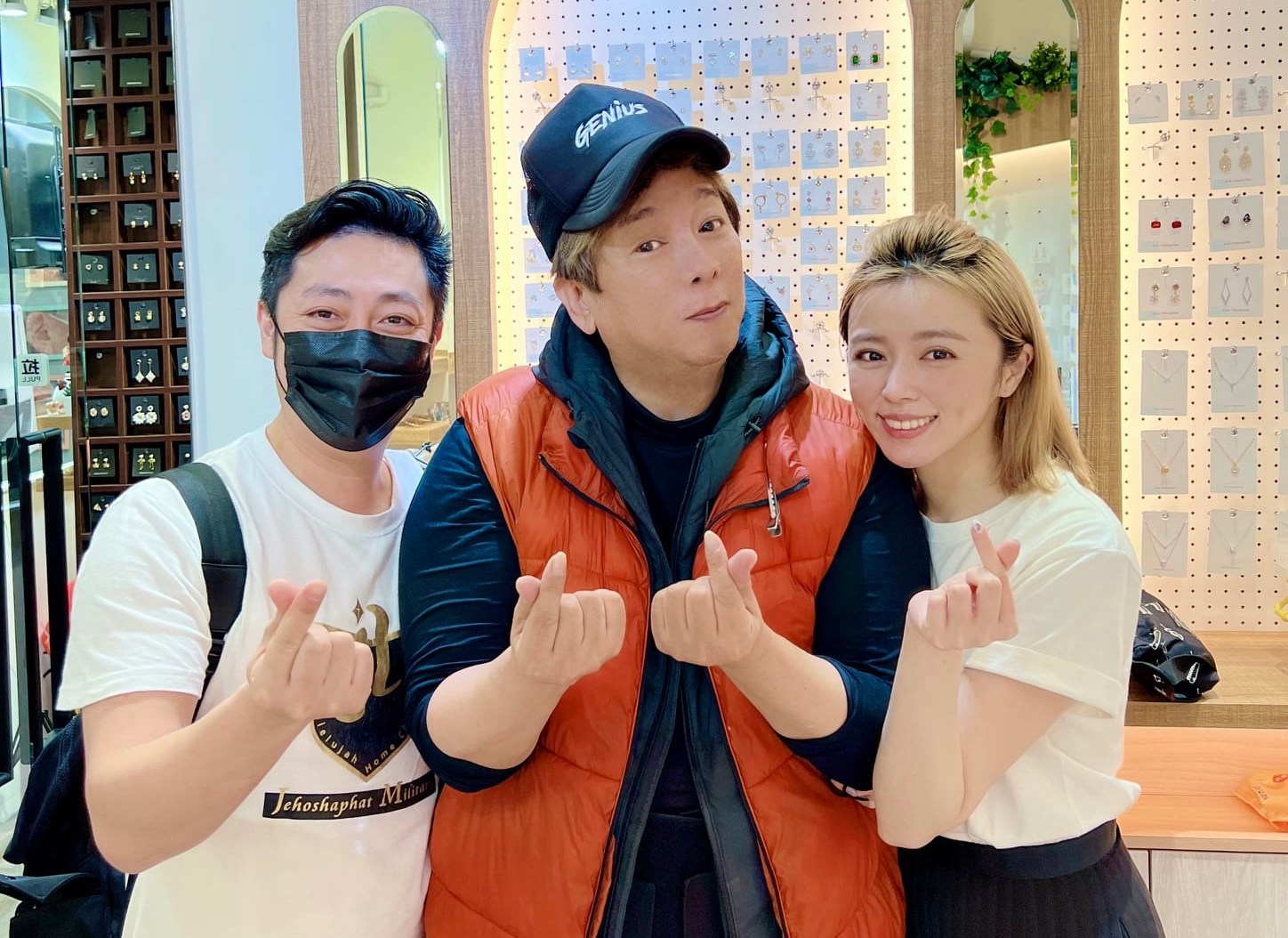 曹西平（中）5月時才在西門町送耳環給艾成、王瞳打氣。（翻攝曹西平臉書）