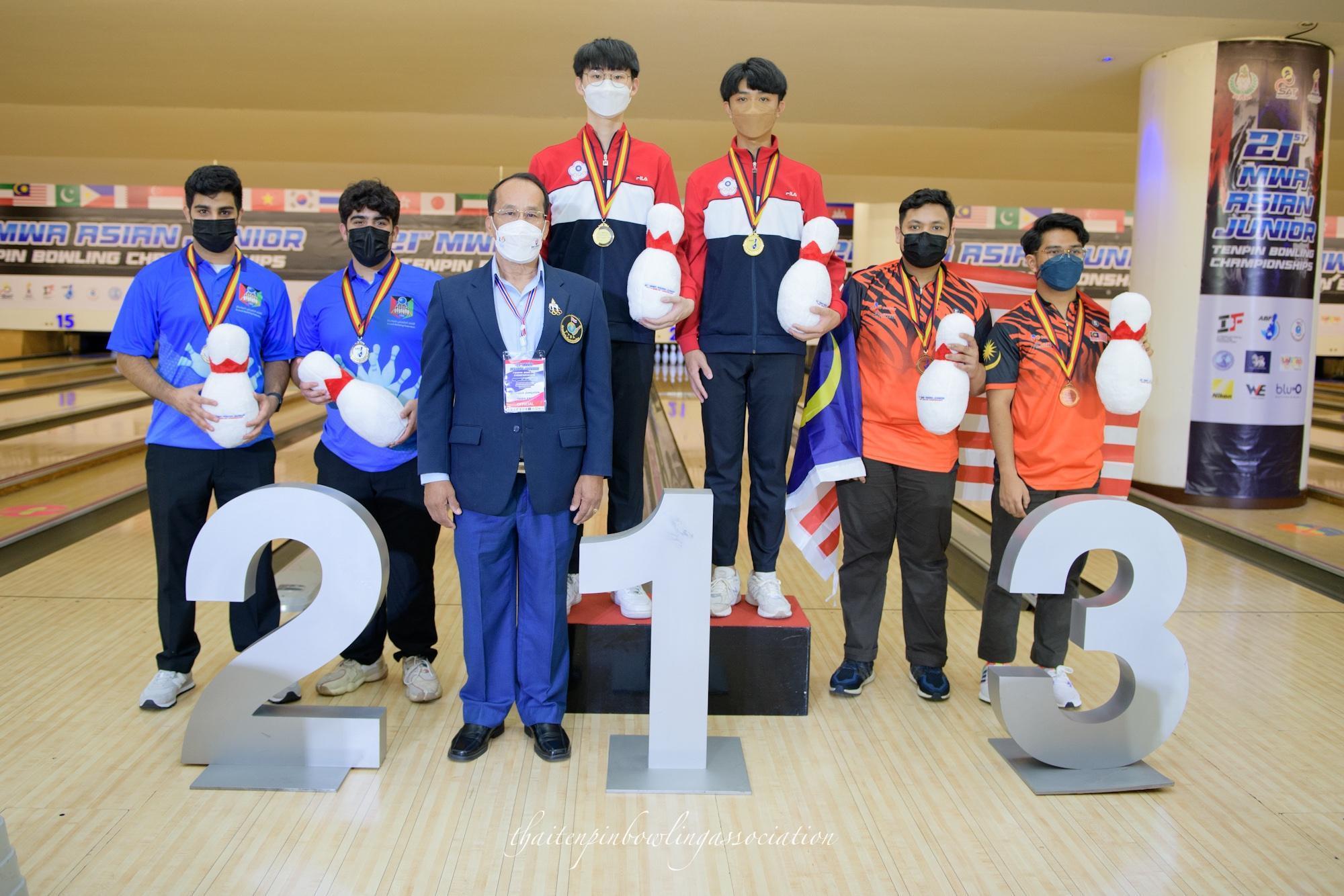 藍少崗(中左)、程紹華(中右)聯手在男子雙人項目中奪金。(翻攝自Thai Tenpin Bowling Association臉書)
