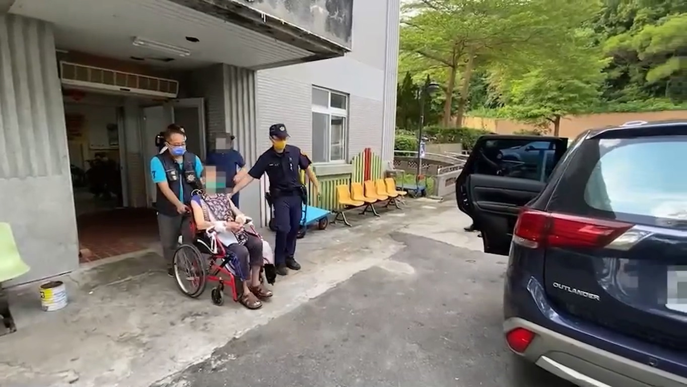 涉嫌動手殺人的孔姓老翁（坐輪椅者）被警方逮捕。（警方提供）