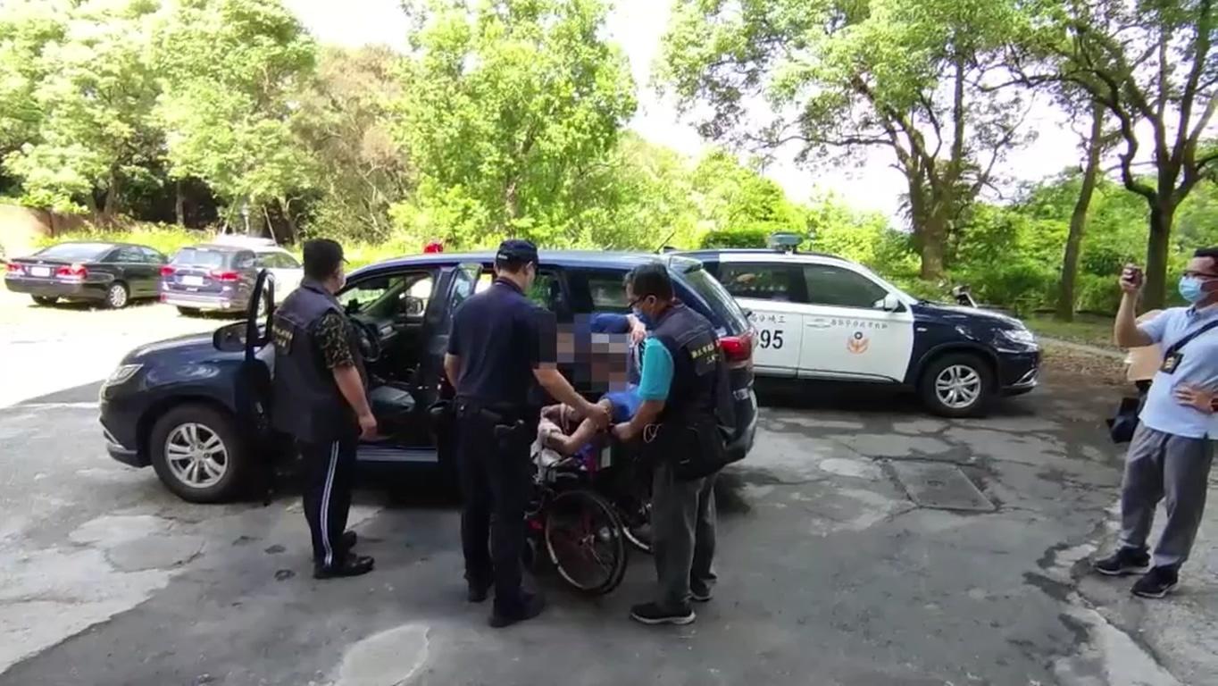 孔姓老翁（坐輪椅者）被警方逮捕送辦。（警方提供）