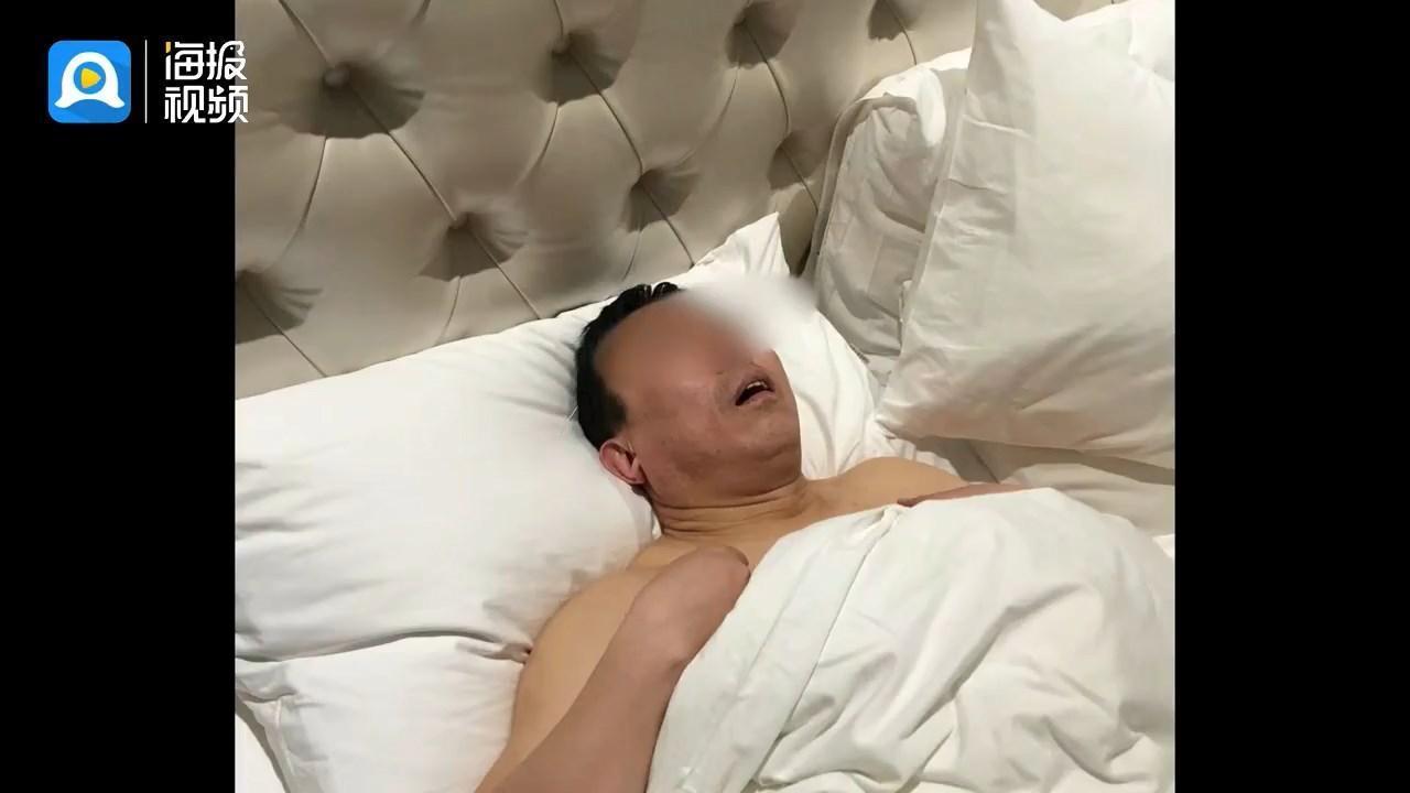 張學忠的床上淫照被曝光。（翻自微博）