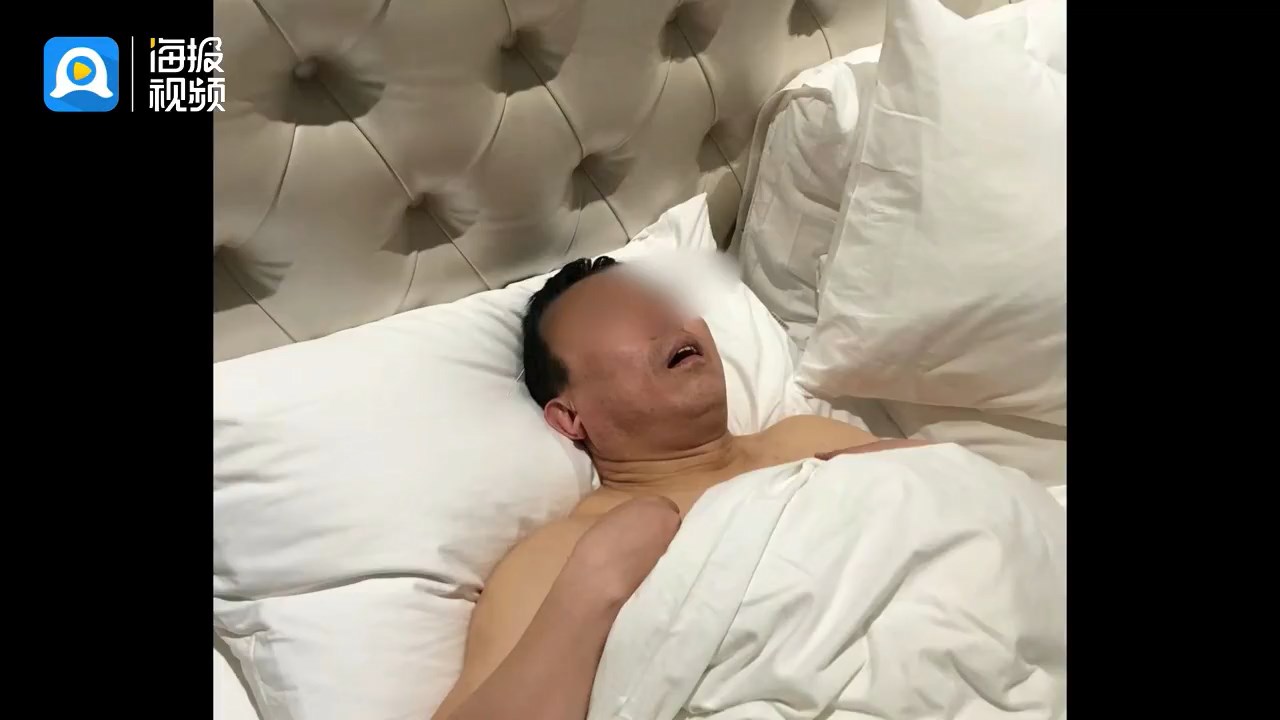 張學忠的床上淫照被曝光。（翻自微博）
