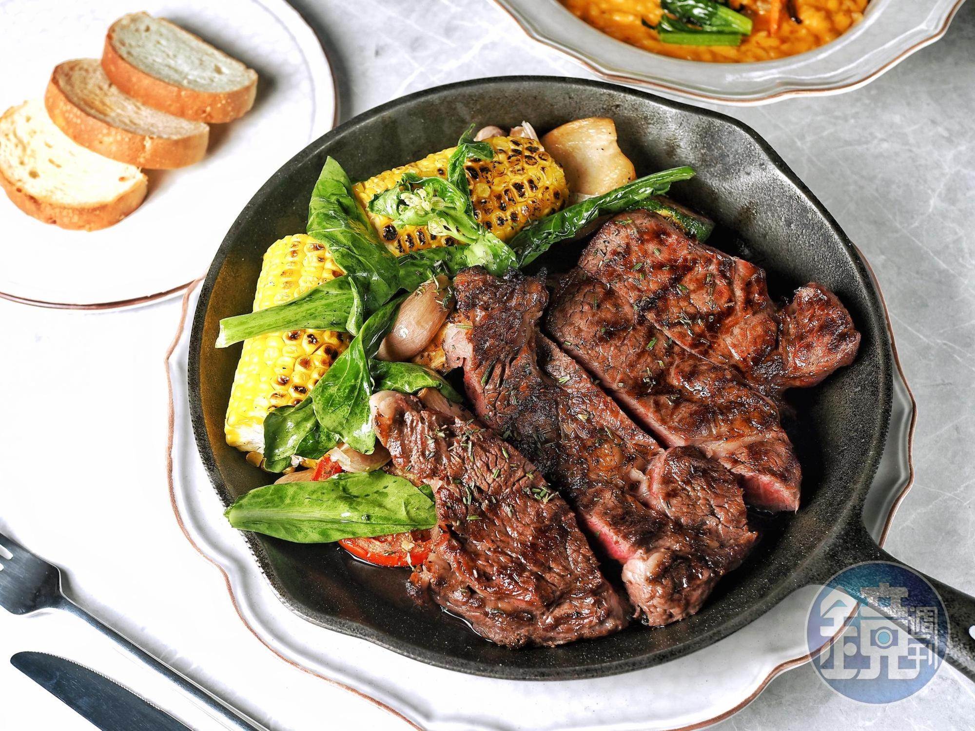 「驢子特製香料厚切美國肋眼牛排」是Prime等級肉，撒上特製牛排粉後進JOSPER烤箱用白橡木桶屑燻烤，香氣帶點波本特有的焦甜韻。（2680元／16oz）