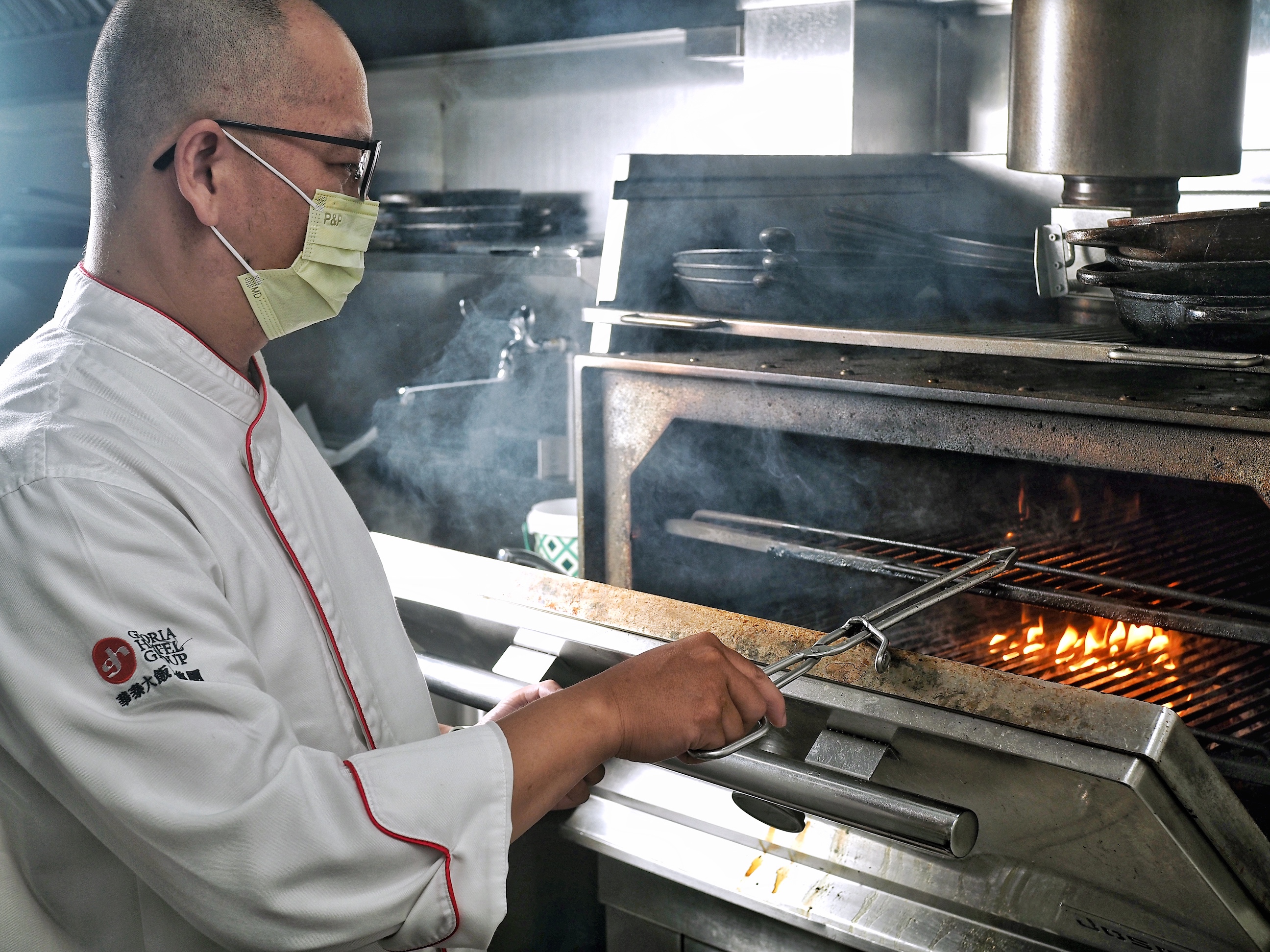 西班牙來的燻烤爐JOSPER，能提供攝氏400度的火力，搭配「Jack  Daniel's」白橡木桶木屑香氣加持，是驢子迷人的密碼。