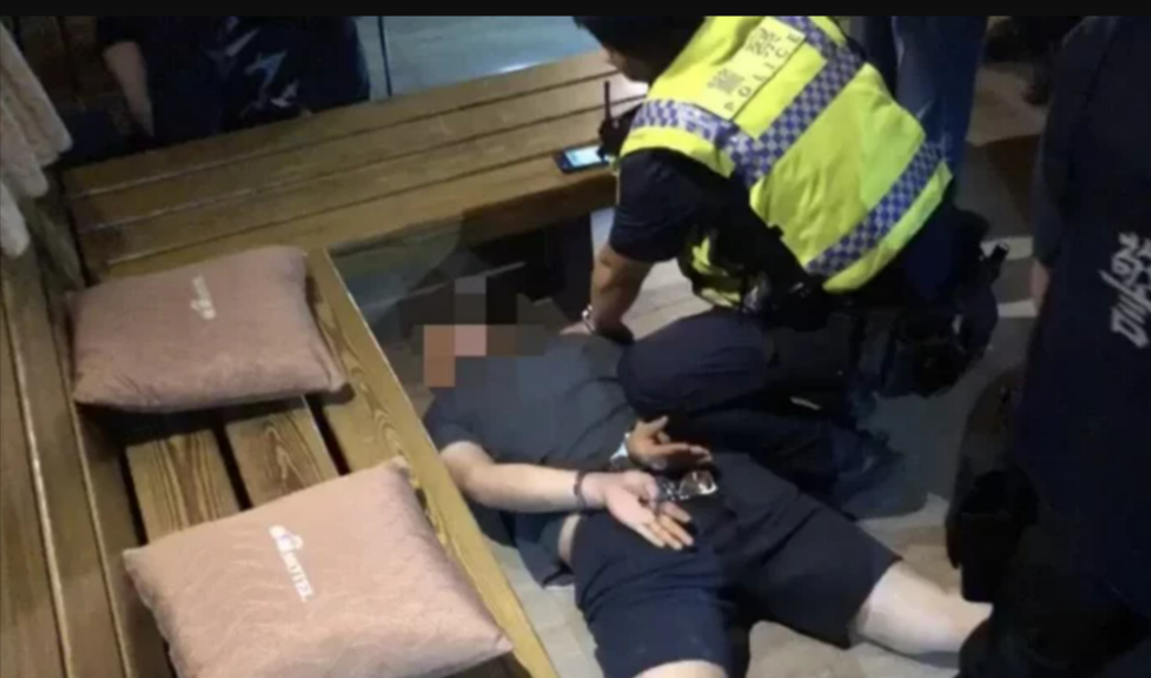 專案小組在房內逮捕陳男等5人,救出當時雙手被上銬的李男。(翻攝畫面)