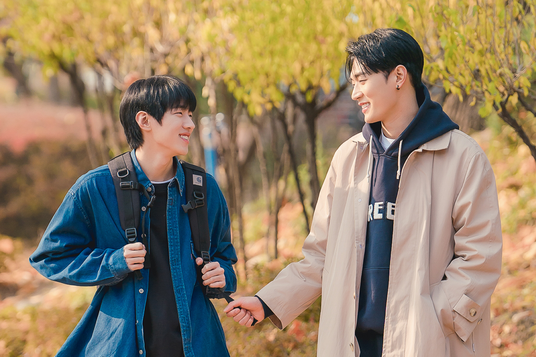 朴栖含(右)和朴宰燦主演的《語意錯誤電影版》確定將於9月8日在台上映。(采昌國際多媒體提供)