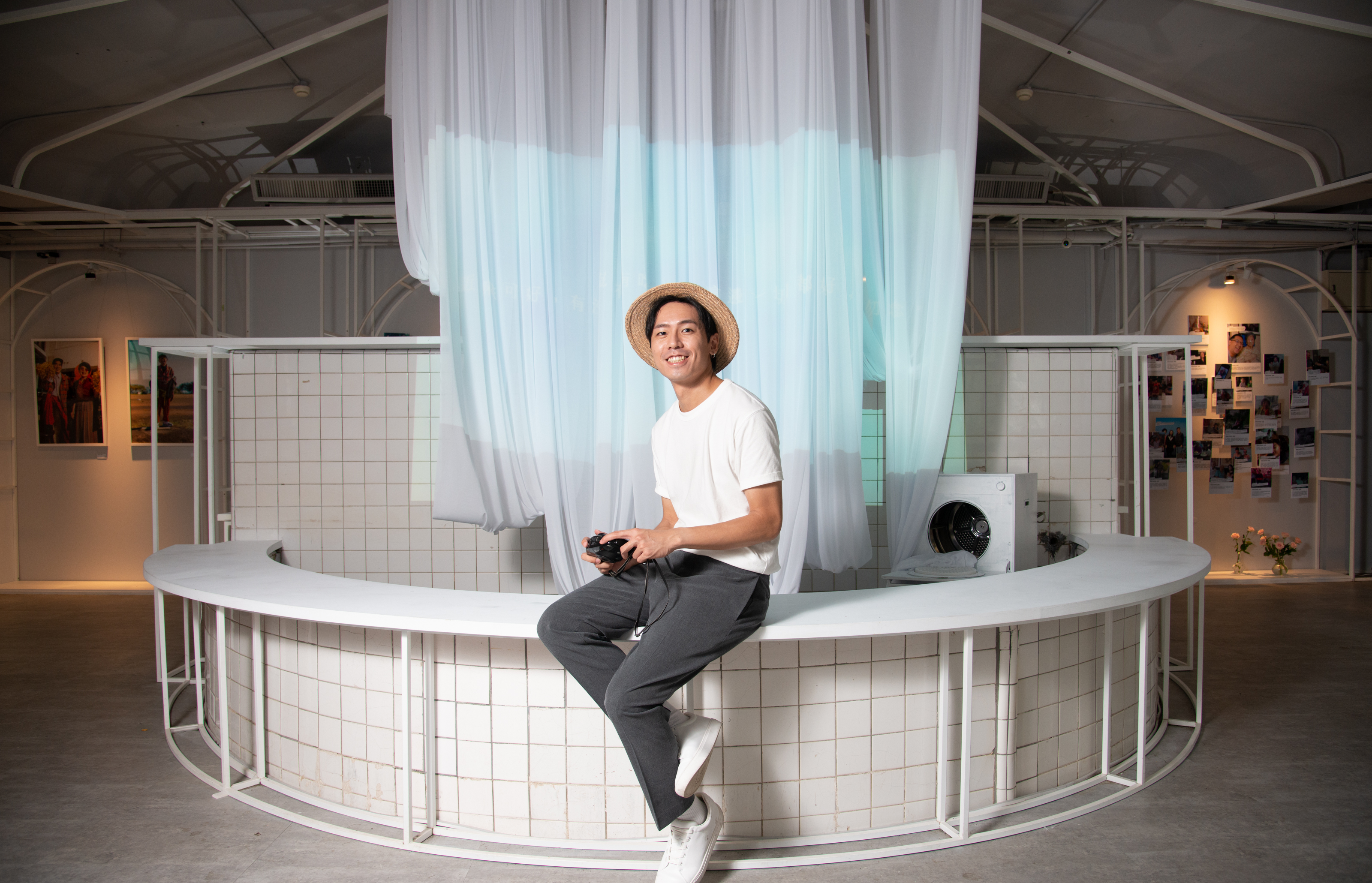 萬秀洗衣店之孫張瑞夫策畫「RE:MEMBER萬惜：回憶募集照片展」。（ 「RE:MEMBER萬惜：回憶募集照片展」策展團隊提供）