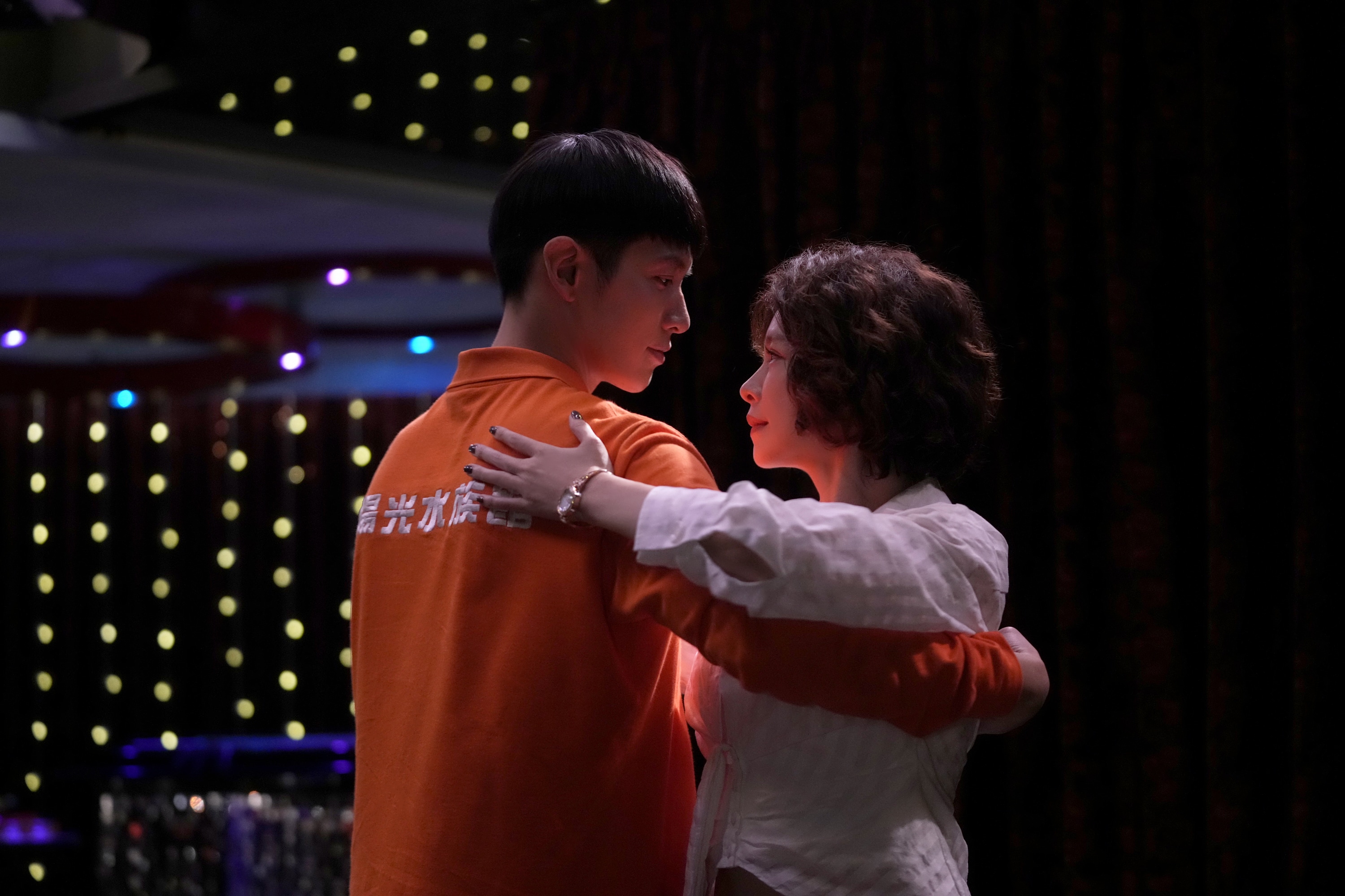 徐若瑄（右）飾演的旅館副理展現熟女魅力，與柯震東（左）親切共舞。（甲上提供）