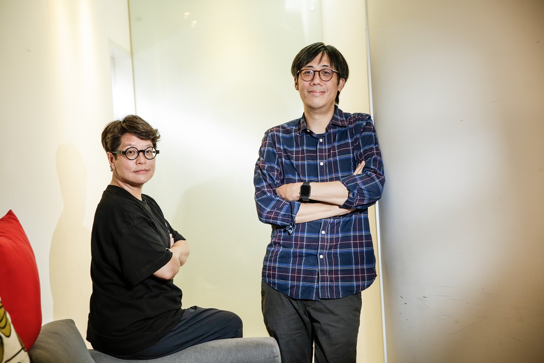 監製李耀華(左)與導演陳駿霖從修改故事大綱、分場、人物設定,到每一稿的劇本都一起合作。