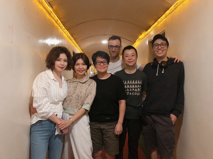 導演陳駿霖（右起）與藝術總監黃美清、攝影指導包軒鳴（Jake Pollock）、監製李耀華、演員于子育、徐若瑄等合作無間。（甲上提供）