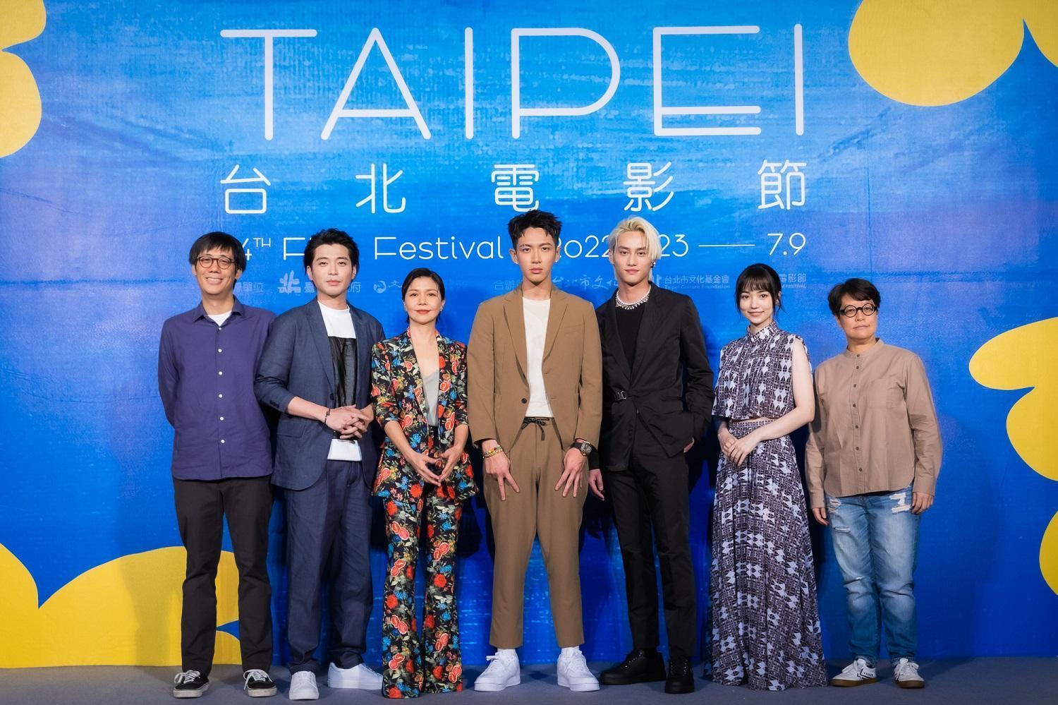 影片獲邀為台北電影節開幕片,導演陳駿霖(左起)、演員侯彥西、于子育、柯震東、范少勳、黑嘉嘉、監製李耀華也共同出席。(甲上提供)