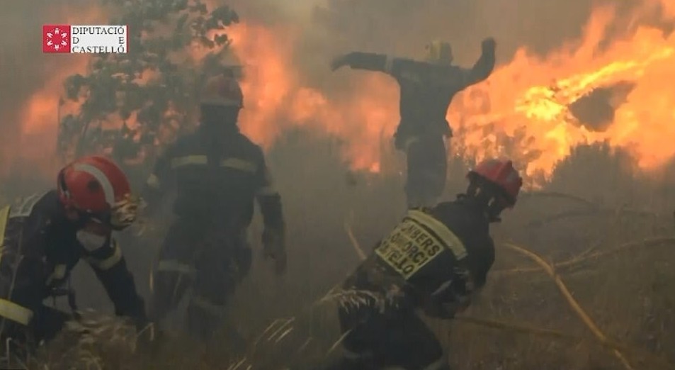 列車開到森林大火中！更多震撼影片曝光， 消防員第一視角狂喊「快逃啊」。（翻自《每日郵報》）