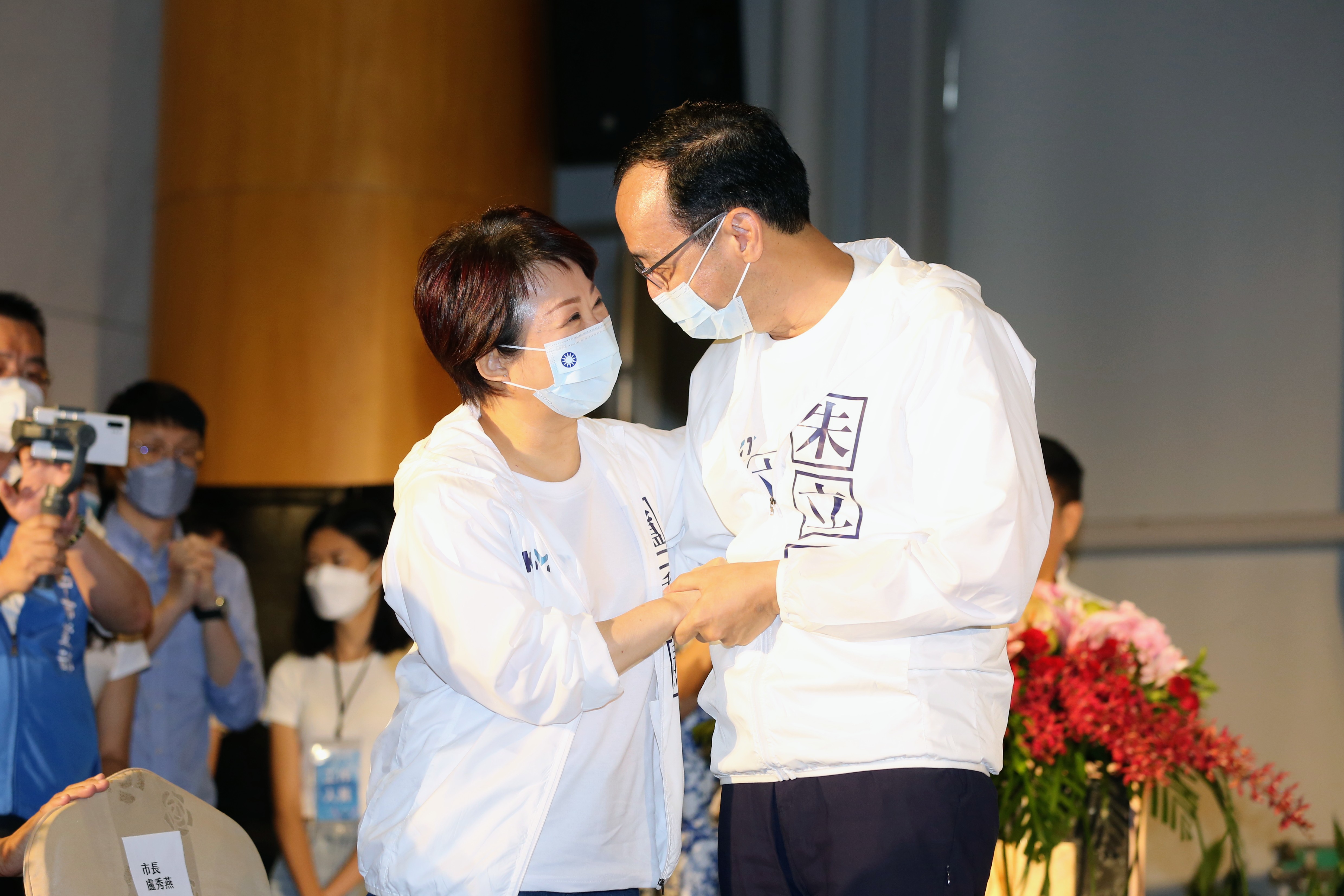 盧秀燕（左）將代表國民黨爭取台中市長連任，主席朱立倫（右）今赴台中參加聯合提名記者會。