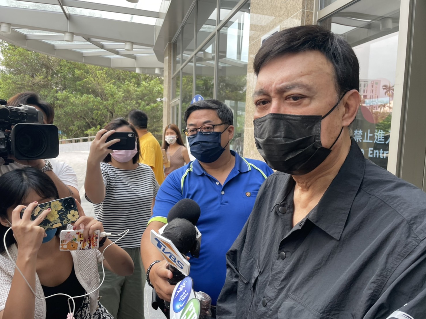 余天探視女兒後接受訪問。