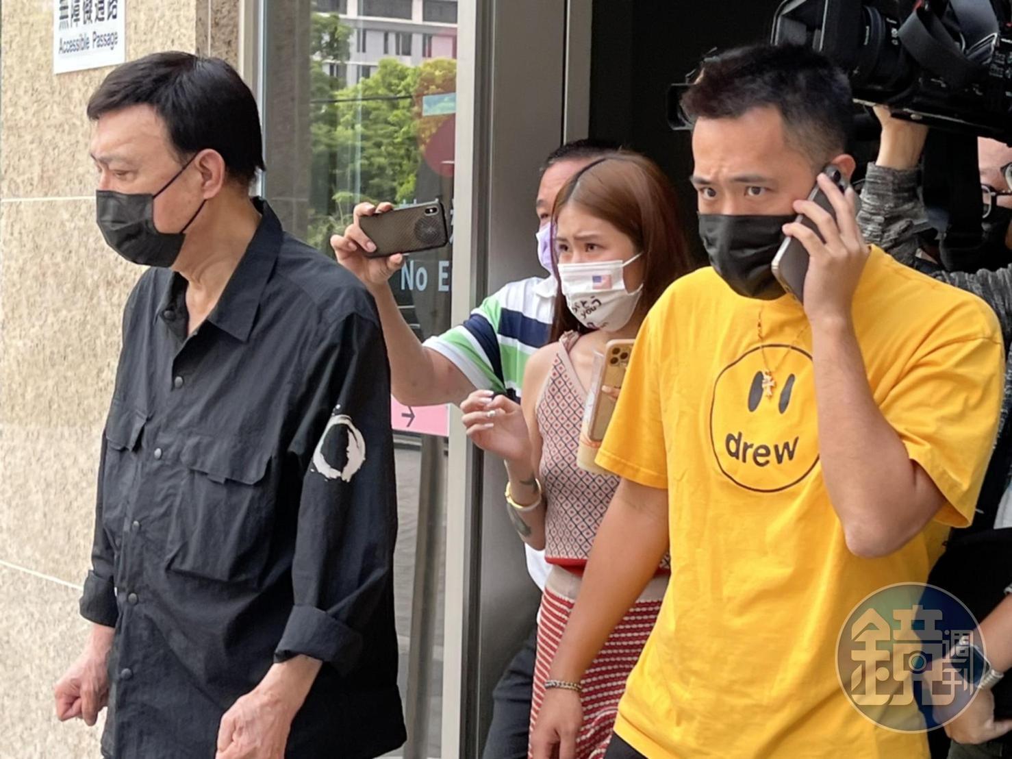 余天、余祥銓與女友柔柔離開醫院返家。