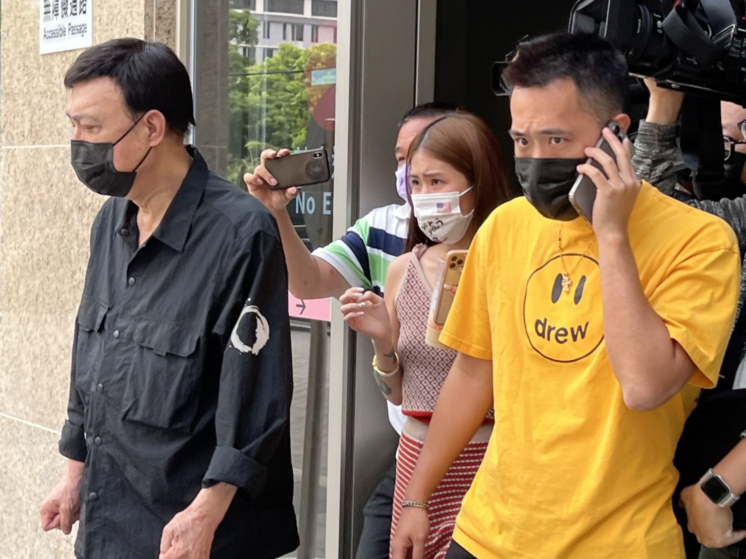余天、余祥銓與女友柔柔離開醫院返家。