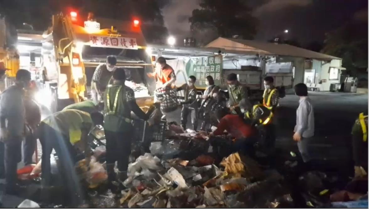 高雄市鼓山區清潔隊前天(16日)發生掃地機器人丟資源回收車釀火警的危險狀況。(高市環保局提供)