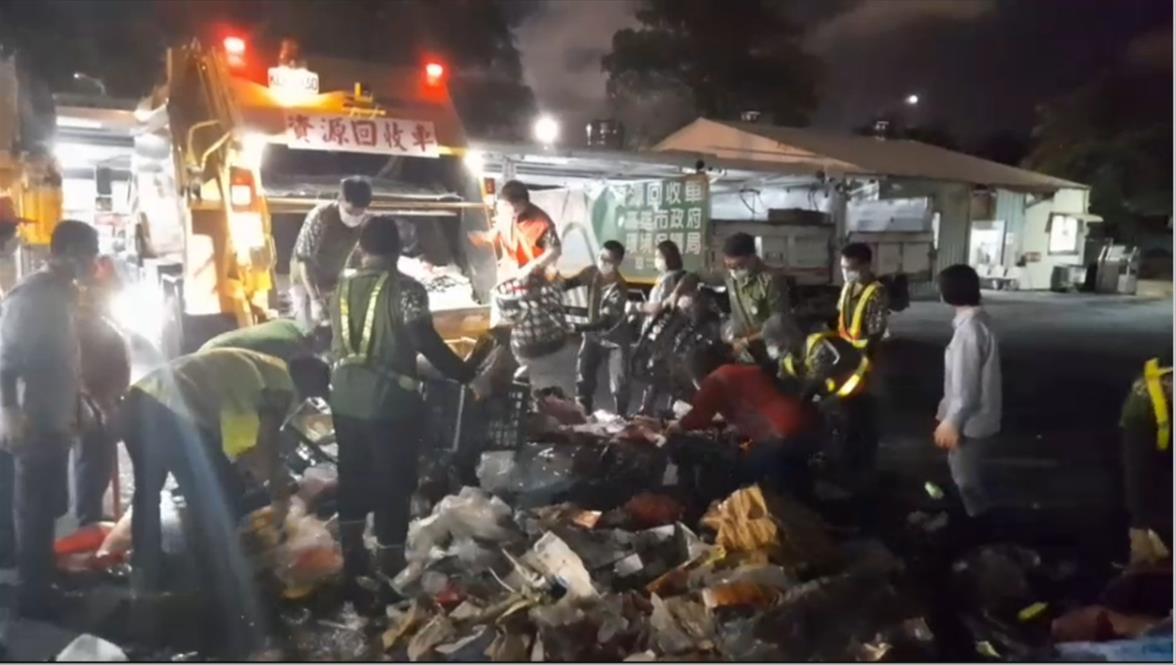 高雄市鼓山區清潔隊前天（16日）發生掃地機器人丟資源回收車釀火警的危險狀況。（高市環保局提供）