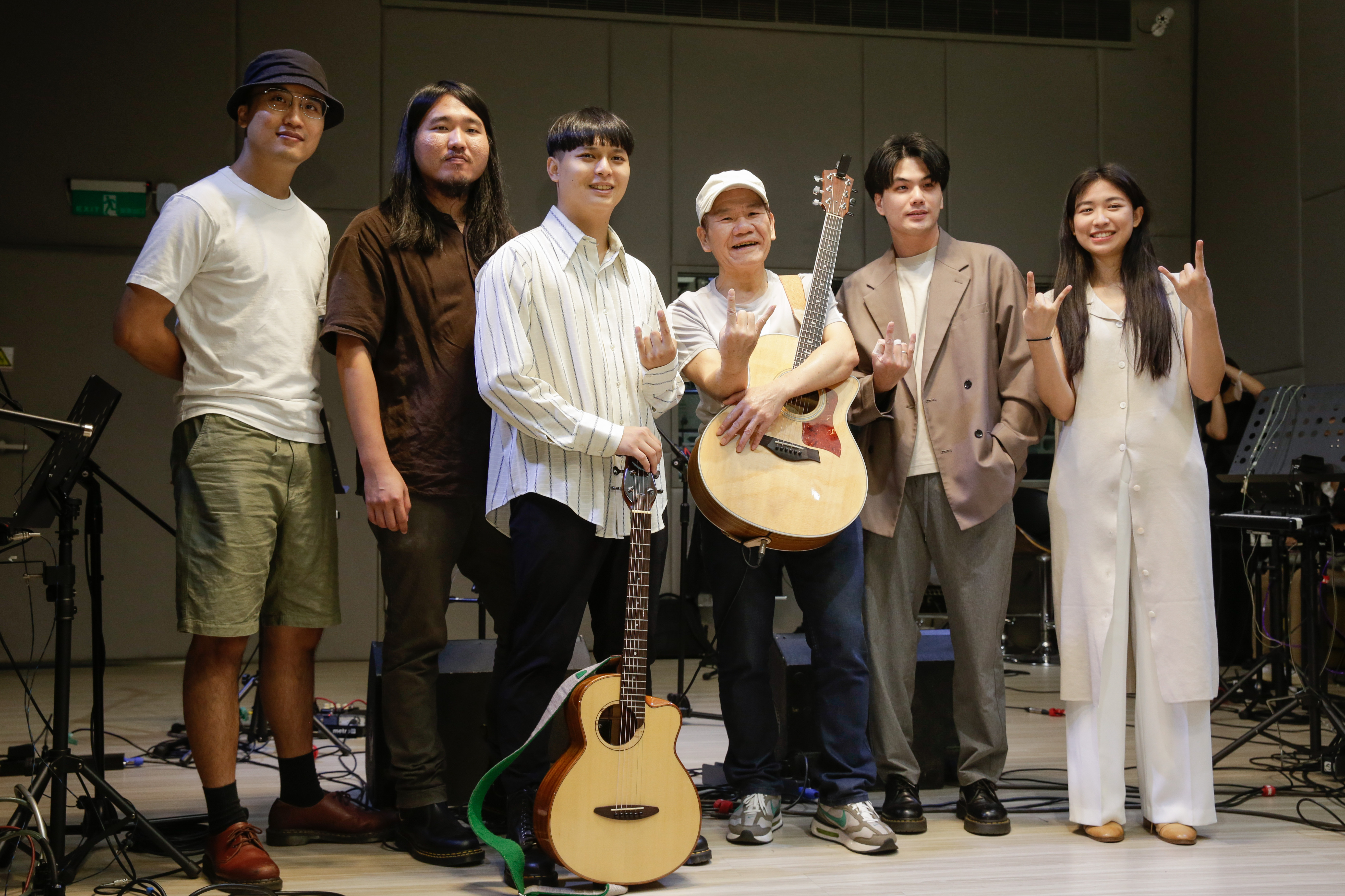 趙傳（右三）與老王樂團彩排，首次對唱一拍即合。